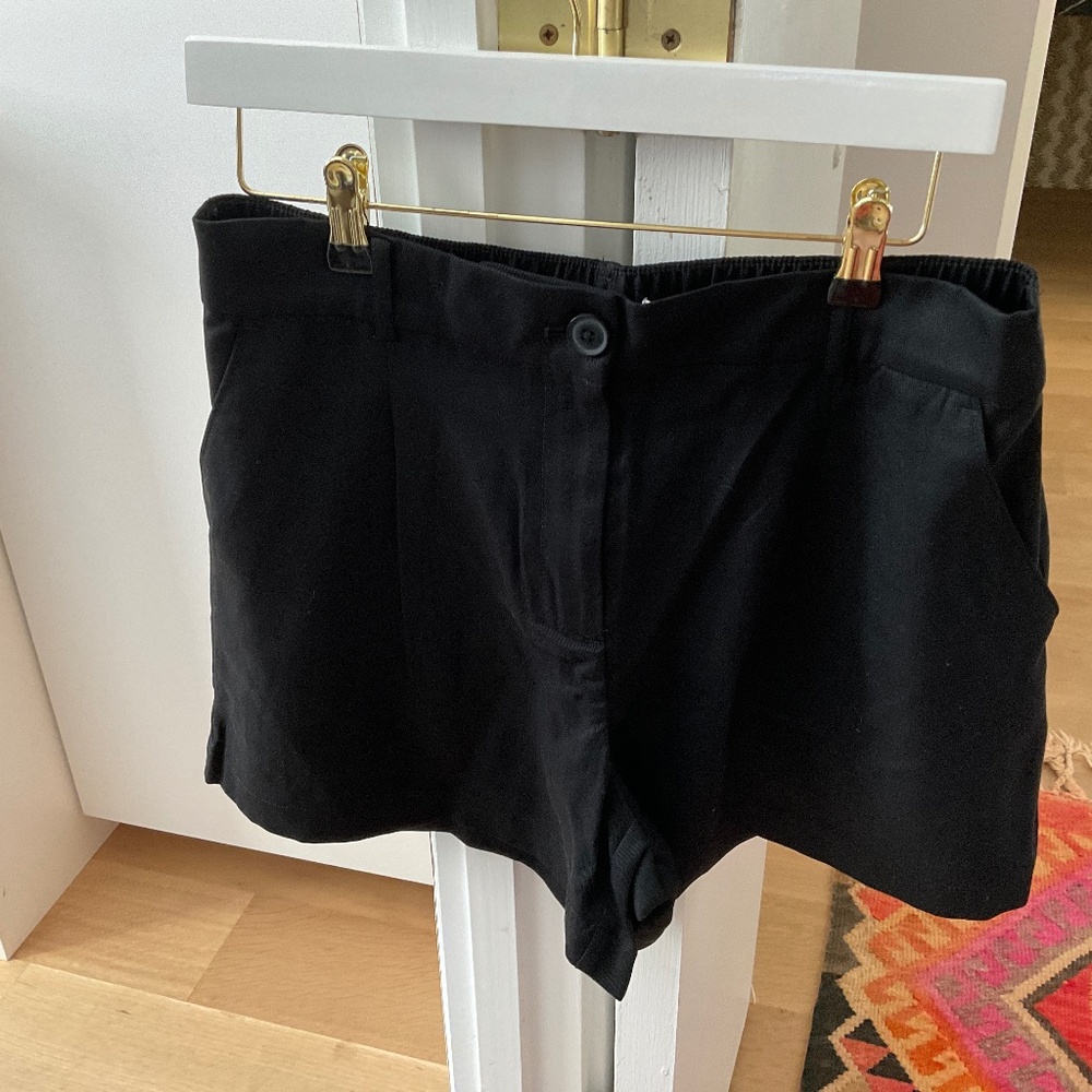 Women’s size 8 Loft black pleated shorts